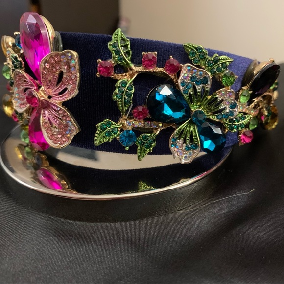 FROM NEW YORK/PARIS IT’S ON  EVERYONE’S HEAD - Picture 7 of 7